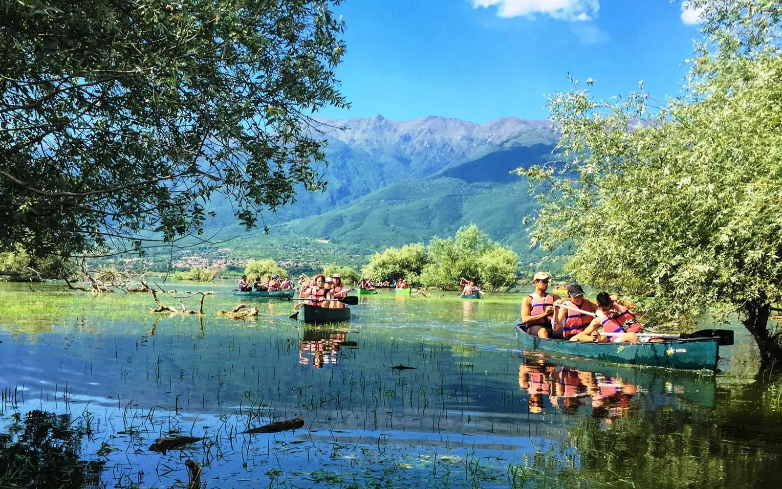 Κανό στη Λίμνη Κερκίνη με φόντο το όρος Μπέλες